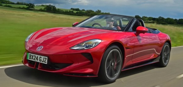 Ако харесвате електрическа спортна кола кабрио, нямате избор.  Всъщност сегментът се състои само от една опция и няма голям шанс нещата да се променят скоро. Тя идва от MG и неговият Cyberster. Предлага се във варианти със задно задвижване и 4WD, като и двете със 77kWh батерия. 

Версията 3WD разполага с двойни двигатели, които осигуряват мощност от 496 к.с. и въпреки собственото си тегло от 2,2 тона, звярът ускорява от 0 до 100 км/ч само за 3,2 секунди. Но това тегло оказва своето влияние. Не е типична спортна кола. По-скоро високотехнологичен крайцер, който е изискан и удобен. Може да измине до 445 км с едно зареждане.
